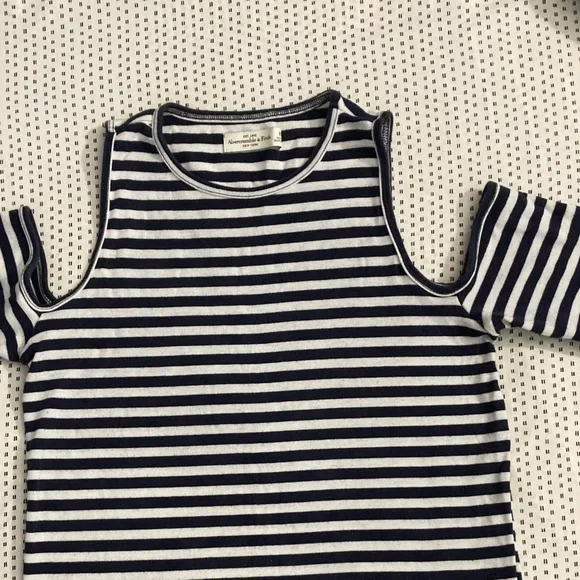 🧵Abercrombie & Fitch Women's striped off-shoulder shirt!  White and Blue Sz: M - Picture 5 of 5